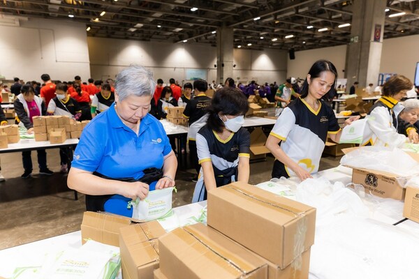 金沙中国团队成员与澳门扶轮社会员为洁世制作逾27,000个福袋