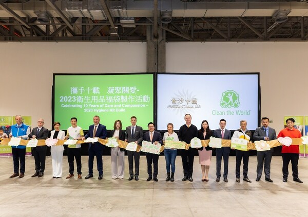 金沙中国团队成员与澳门扶轮社会员为洁世制作逾27,000个福袋