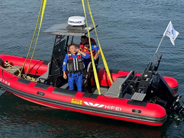 DHL快递向大连高新区蓝天救援队捐款购艇，助其打造水域救援能力